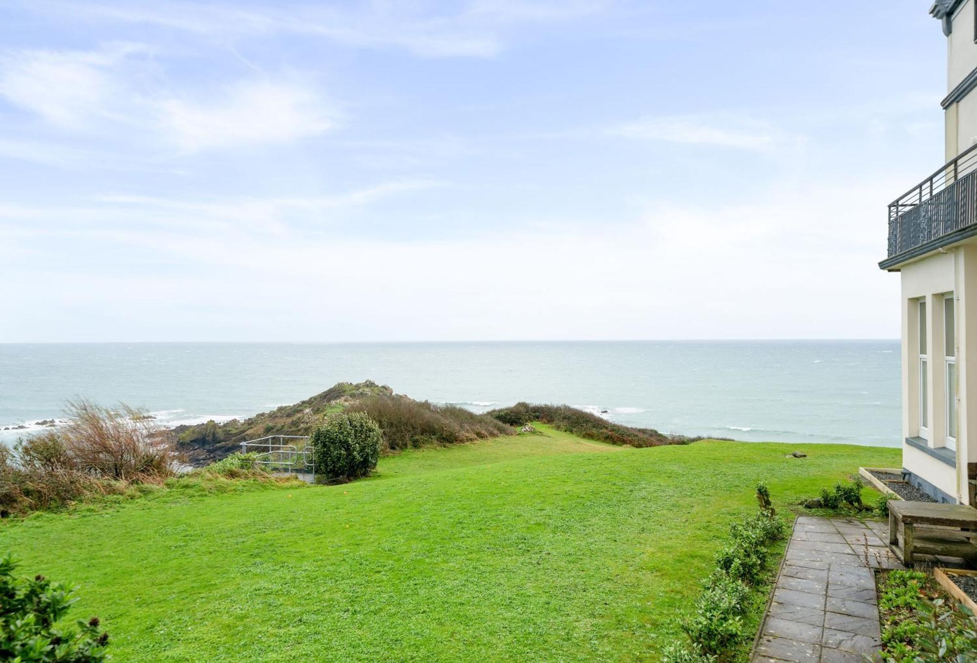 Villa Journeys End With Stunning Sea Views From The Headland Coverack Esterno foto