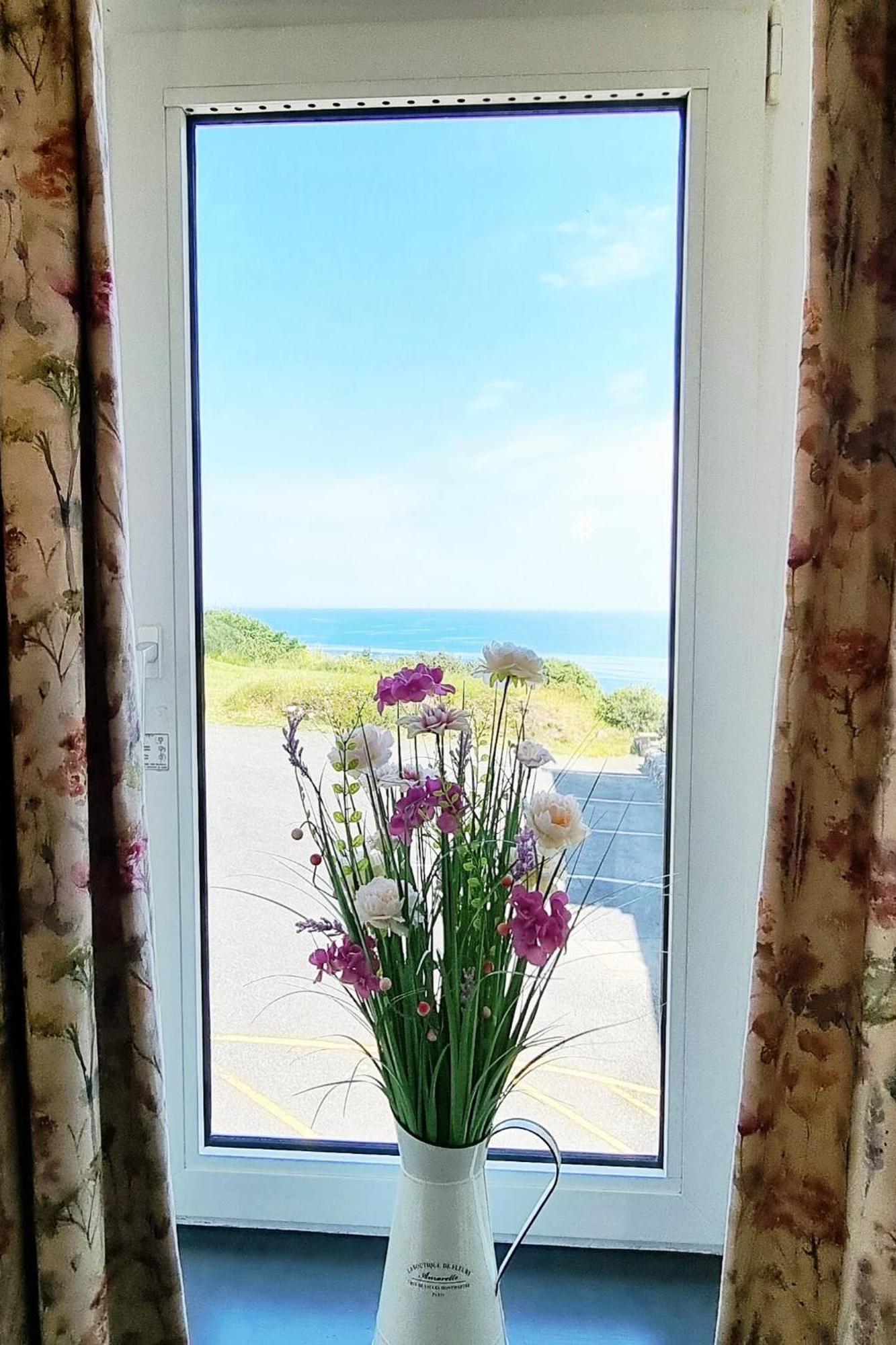Villa Journeys End With Stunning Sea Views From The Headland Coverack Esterno foto